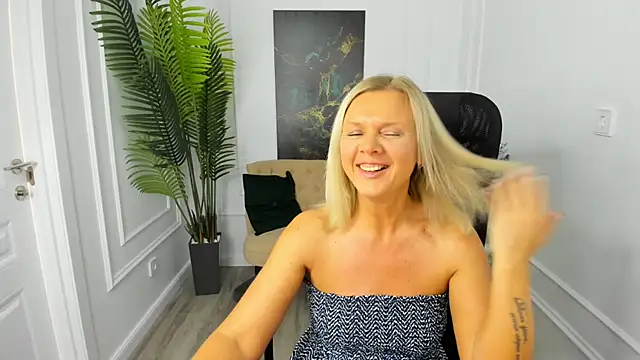 AgathaKlouin online show from 10/07/25, 07:11