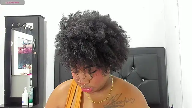 Snapshot of Natassha_brown1 chatting on 10/19/25, 01:28 Natassha brown1 online show from 10/19/25, 01:28