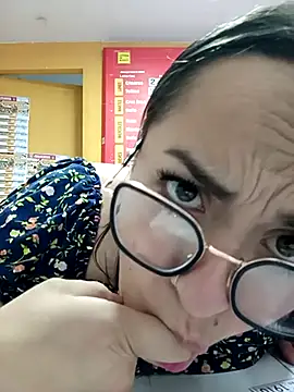 Lesly 10- online show from 03/07/25, 05:38