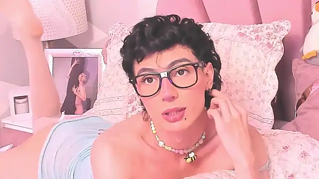 KylieMonnett online show from 05/13/26, 09:33