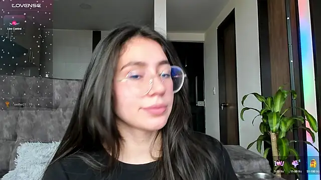 Snapshot of emmadiaz1 chatting on 12/18/24, 05:42 emmadiaz1 online show from 12/18/24, 05:42