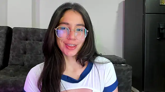 Snapshot of emmadiaz1 chatting on 03/05/25, 04:34 emmadiaz1 online show from 03/05/25, 04:34