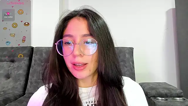 Snapshot of emmadiaz1 chatting on 03/22/25, 06:00 emmadiaz1 online show from 03/22/25, 06:00