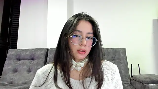 Snapshot of emmadiaz1 chatting on 09/13/25, 02:33 emmadiaz1 online show from 09/13/25, 02:33