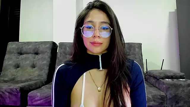 Snapshot of emmadiaz1 chatting on 09/28/25, 05:02 emmadiaz1 online show from 09/28/25, 05:02