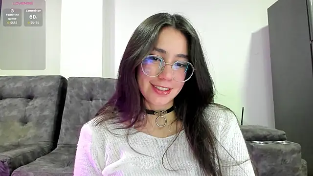 Snapshot of emmadiaz1 chatting on 11/17/25, 04:18 emmadiaz1 online show from 11/17/25, 04:18