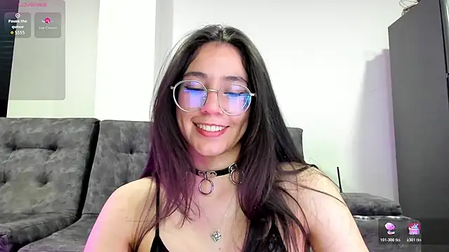 Snapshot of emmadiaz1 chatting on 12/01/25, 04:17 emmadiaz1 online show from 12/01/25, 04:17