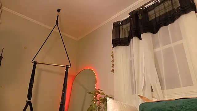 Snapshot of MistressKatie13xxx chatting on 01/12/25, 04:00 MistressKatie13xxx online show from 01/12/25, 04:00