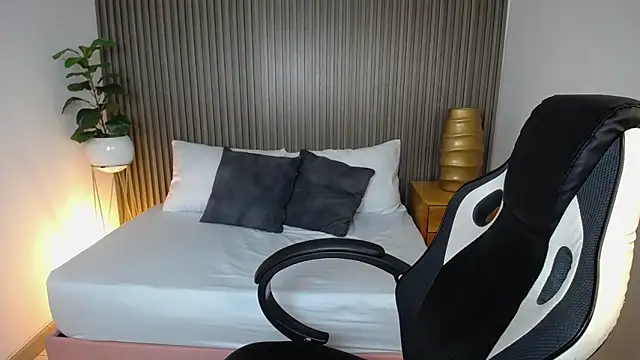 dania miller  online show from 12/12/24, 09:37