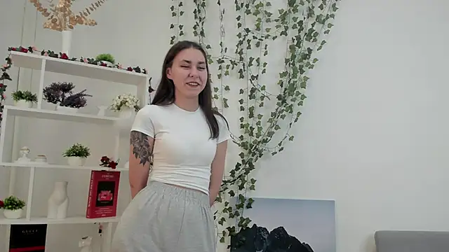 Snapshot of MaidaDwinell chatting on 05/15/26, 04:41 MaidaDwinell online show from 05/15/26, 04:41