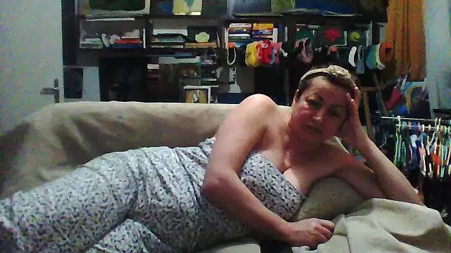 Snapshot of MariaAnaSunshine chatting on 12/14/25, 04:45 MariaAnaSunshine online show from 12/14/25, 04:45