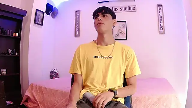 Snapshot of harrytomson_1 chatting on 09/18/25, 06:10 harrytomson 1 online show from 09/18/25, 06:10