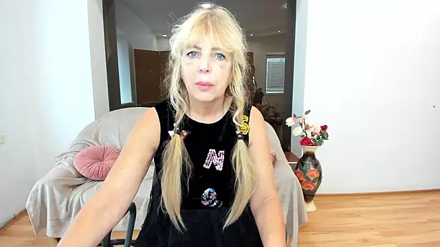 Anna Diax online show from 10/18/25, 11:44