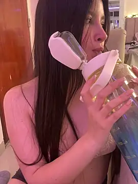 Snapshot of annaharper- chatting on 12/05/25, 03:59 annaharper- online show from 12/05/25, 03:59