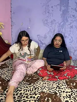 Snapshot of maddie-and-chelsea- chatting on 02/01/26, 04:05 maddie-and-chelsea- online show from 02/01/26, 04:05