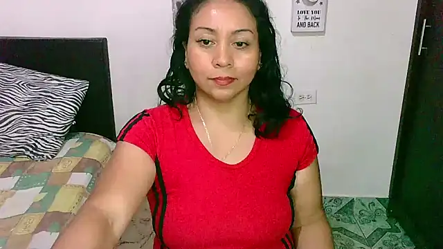 Snapshot of zaray_bella chatting on 02/14/25, 02:07 zaray bella online show from 02/14/25, 02:07