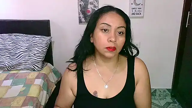 Snapshot of zaray_bella chatting on 02/14/25, 10:25 zaray bella online show from 02/14/25, 10:25