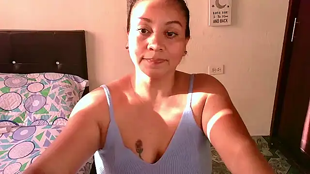 Snapshot of zaray_bella chatting on 10/14/25, 09:37 zaray bella online show from 10/14/25, 09:37