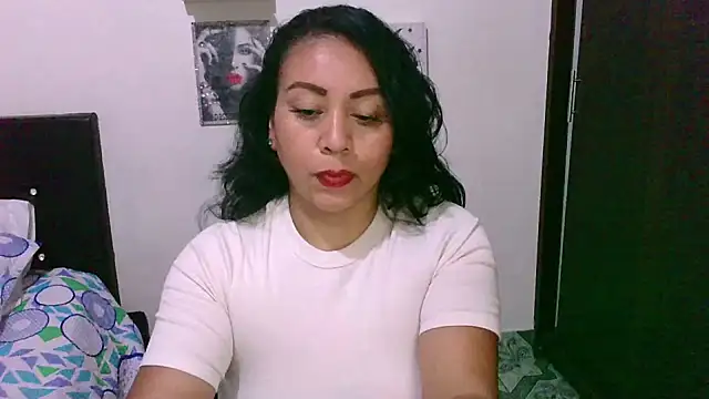 Snapshot of zaray_bella chatting on 10/17/25, 09:39 zaray bella online show from 10/17/25, 09:39