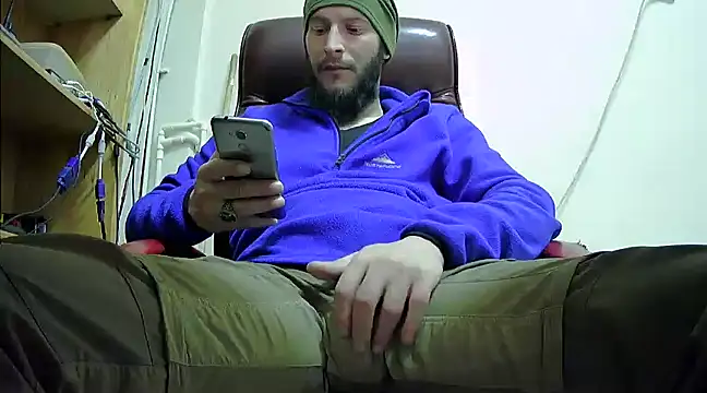 Snapshot of hardbigcock16 chatting on 01/15/25, 10:06 hardbigcock16 online show from 01/15/25, 10:06