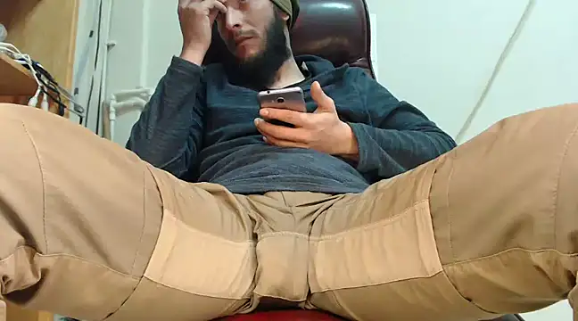 Snapshot of hardbigcock16 chatting on 01/18/25, 01:18 hardbigcock16 online show from 01/18/25, 01:18