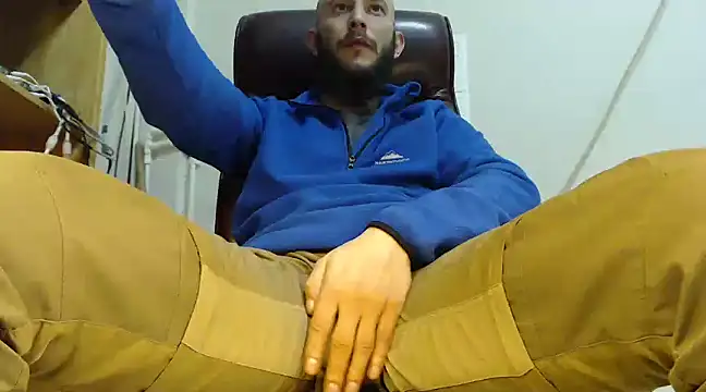 Snapshot of hardbigcock16 chatting on 01/20/25, 06:42 hardbigcock16 online show from 01/20/25, 06:42