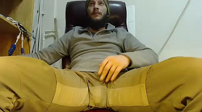 Snapshot of hardbigcock16 chatting on 01/22/25, 01:32 hardbigcock16 online show from 01/22/25, 01:32