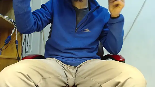 Snapshot of hardbigcock16 chatting on 01/23/25, 07:00 hardbigcock16 online show from 01/23/25, 07:00