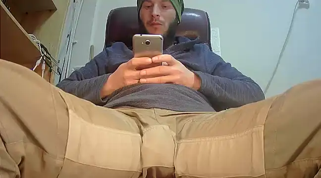 Snapshot of hardbigcock16 chatting on 01/27/25, 06:41 hardbigcock16 online show from 01/27/25, 06:41