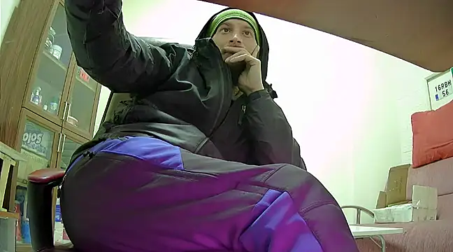 Snapshot of hardbigcock16 chatting on 02/13/25, 01:37 hardbigcock16 online show from 02/13/25, 01:37