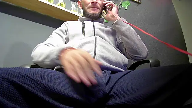 Snapshot of hardbigcock16 chatting on 10/16/25, 06:36 hardbigcock16 online show from 10/16/25, 06:36