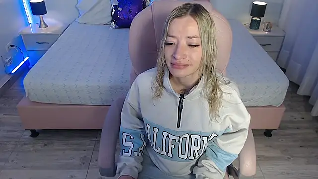 Snapshot of zoe_jones13 chatting on 02/24/26, 03:37 zoe jones13 online show from 02/24/26, 03:37