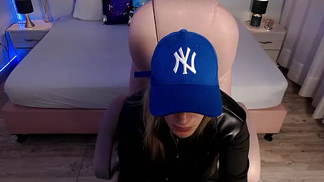 Snapshot of zoe_jones13 chatting on 03/05/26, 03:13 zoe jones13 online show from 03/05/26, 03:13