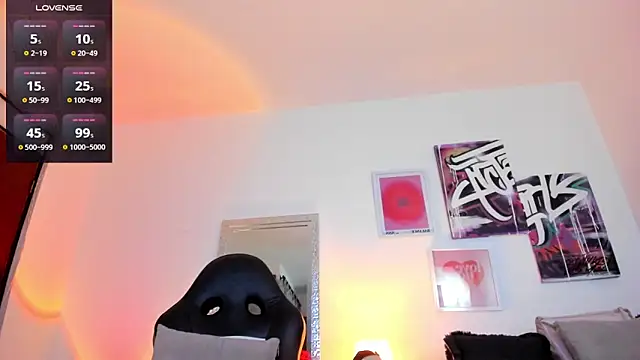 Snapshot of AnnieHuntters chatting on 12/19/24, 02:12 AnnieHuntters online show from 12/19/24, 02:12