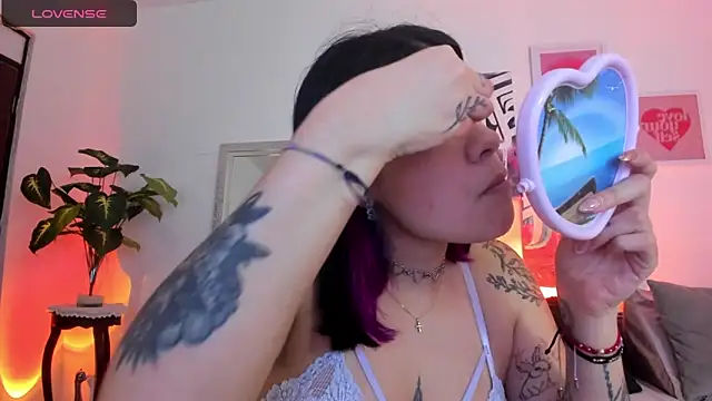 Snapshot of AnnieHuntters chatting on 02/07/25, 02:50 AnnieHuntters online show from 02/07/25, 02:50