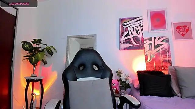 Snapshot of AnnieHuntters chatting on 03/18/25, 03:20 AnnieHuntters online show from 03/18/25, 03:20