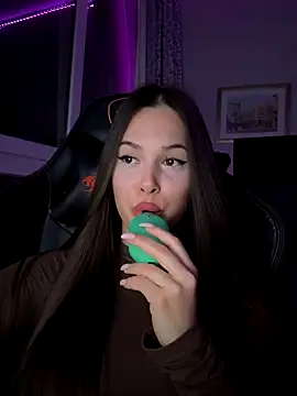 Snapshot of EricaWalls chatting on 11/08/25, 11:25 EricaWalls online show from 11/08/25, 11:25