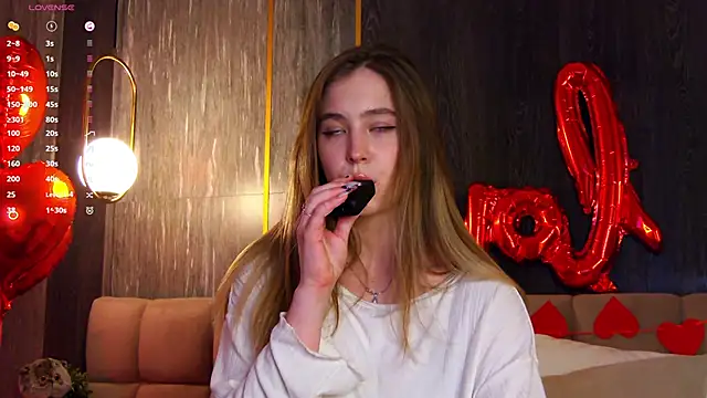 LoraineLuff online show from 02/16/25, 09:05