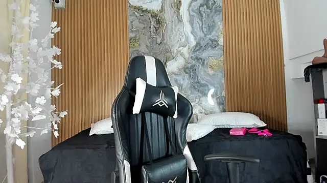 Danna topless online show from 05/13/26, 12:02