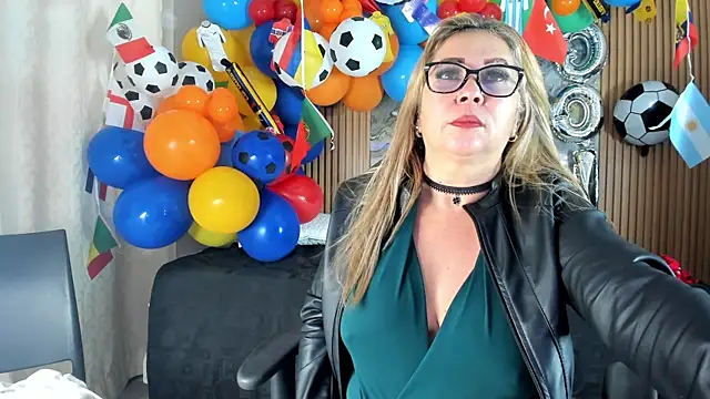 Danna topless online show from 06/18/26, 12:09