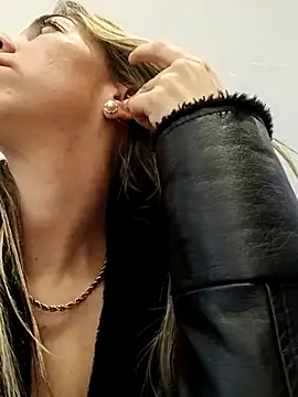 Snapshot of rachellboom chatting on 02/21/25, 12:27 rachellboom online show from 02/21/25, 12:27