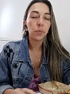 Snapshot of rachellboom chatting on 12/03/25, 10:41 rachellboom online show from 12/03/25, 10:41