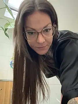 Snapshot of BrownieyQueen chatting on 11/06/25, 06:25 BrownieyQueen online show from 11/06/25, 06:25