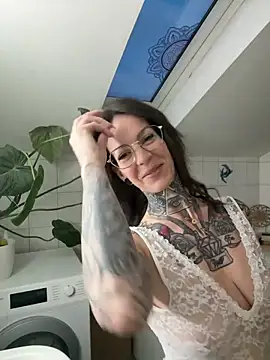 Snapshot of BrownieyQueen chatting on 03/02/26, 05:30 BrownieyQueen online show from 03/02/26, 05:30