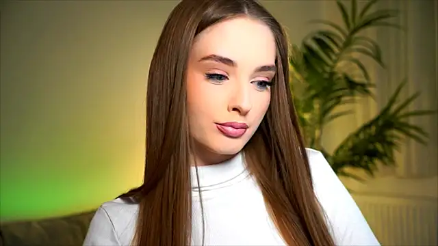 Snapshot of petitegonwiild chatting on 10/28/25, 09:28 petitegonwiild online show from 10/28/25, 09:28