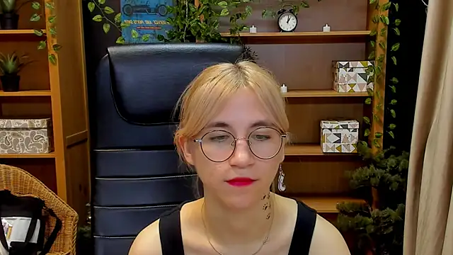 Moon13152 online show from 12/19/24, 03:07