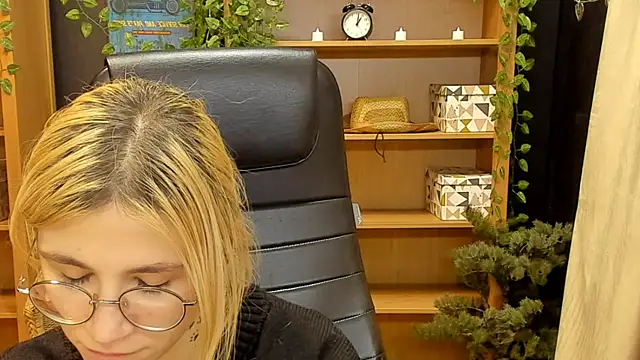 Moon13152 online show from 02/02/25, 03:32