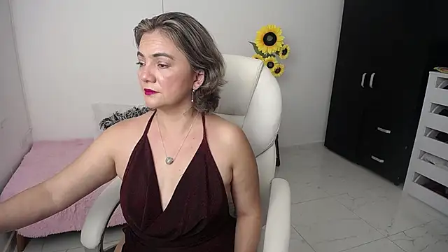 Snapshot of Chiraz_hasnaa chatting on 01/01/25, 08:26 Chiraz hasnaa online show from 01/01/25, 08:26