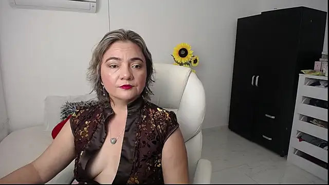 Snapshot of Chiraz_hasnaa chatting on 01/03/25, 10:19 Chiraz hasnaa online show from 01/03/25, 10:19