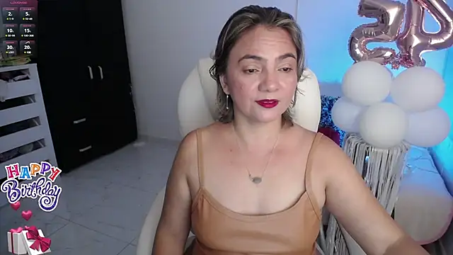 Snapshot of Chiraz_hasnaa chatting on 01/11/25, 11:56 Chiraz hasnaa online show from 01/11/25, 11:56